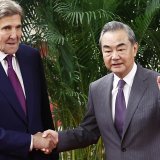 Les diplomates John Kerry (à gauche) et Wang Yi se sont serré la main avant d'entamer une réunion.